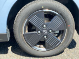 端正でカッコいいデザインが目をひく、純正14インチアルミホイールです!路面に力を伝えるホイール部分は、特に目立ちます。ホイールひとつで、車のイメージが大きく変わりますね♪