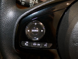 【ステアリングリモコン】ステアリングにオーディオ調節可能なスイッチが装備されていますので運転中でも視線をそらさずにオーディオの調節が可能です!