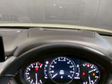 必要な情報を投影するヘッドアップディスプレイ(運転席前のガラス等に車速やナビ情報を投影する機能)。視線移動を抑え、速度やナビのルート案内、安全警告を直感的に確認。長距離運転でも疲れません。