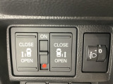 両側電動スライドドアは運転席から操作ができるよう、操作スイッチが付いています。その横にはヘッドライトリベライザーのスイッチがついています。道路状況や積荷の加重に応じてライトの高さを調節できます。