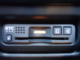 ■【ETC車載器】が装備されています。セットアップをしてお渡しとなり、ETCカードを差し込むだけで高速道路の利用が可能です。
