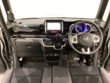車内は光触媒抗菌消臭施工済です。インパネ周りはスタイリッシュなデザインで機能や装備も充実しています。グローブボックスやカップホルダーのほかにトレーなどたくさんの収納スペースが付いています。