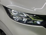 【LEDヘッドライト】悪天候や夜間走行時も良好な視界を確保し安心して運転できる高輝度LEDヘッドライトを装備!点灯速度が早く、消費電力も抑えられています。