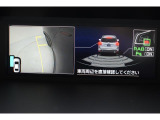 サイドビュー表示&後退時ブレーキアシスト。サイドビュー表示 黄色のガイドラインは車体からの距離約30cm、車両先端、ホイールセンターの位置を示しドライバーをアシストします。