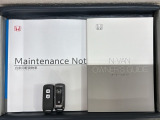 スマートキーは鍵をバッグに入れたままでもドアロックの開閉やエンジンのON・OFFができます。夜間や雨の日も鍵を探さなくて良いので便利です。