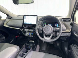 運転席まわりです。 各操作スイッチは使いやすい位置に配置されてます。
