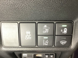 Hondaセンシング用の、VSA(ABS+TCS+横滑り抑制)解除と路外逸脱抑制機能のオンオフスイッチなどはハンドルの右側に装備しています。