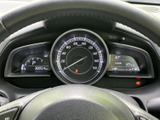 視認性に優れたメーターで、運転状況をしっかり把握できます。必要な情報を一目で確認でき、安全運転をサポートします。運転に集中できる、見やすいデザインです。