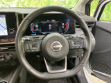 握りやすく、操作性の高いステアリング。運転中の手元を快適にサポートします。ステアリングスイッチで、オーディオやハンズフリー通話などを操作できます。