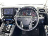 運転席まわりです。 各操作スイッチは使いやすい位置に配置されてます。