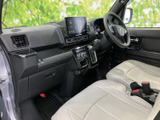 運転席周りは、操作性に優れたデザイン。直感的に操作でき、安全運転をサポートします。
