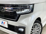 【LEDヘッドライト】悪天候や夜間走行時も良好な視界を確保し安心して運転できる高輝度LEDヘッドライトを装備!点灯速度が早く、消費電力も抑えられています。