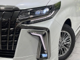 【LEDヘッドライト】悪天候や夜間走行時も良好な視界を確保し安心して運転できる高輝度LEDヘッドライトを装備!点灯速度が早く、消費電力も抑えられています。