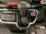 CVT車のセレクトレバーです。低速から高速まで、変速ショックのないスムーズな走りを実現するとともに、エンジン効率のよい領域を維持することで燃費にも貢献します。
