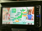 停車中にテレビや動画を楽しめるモニター。長距離移動や休憩時間に便利です。車内での時間をより快適に過ごせます。(※安全運転を心がけましょう)。