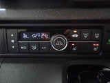 運転席からも手が届きやすく、操作しやすい空調コントロールパネル。オートエアコンなので操作の煩わしさが無くオールシーズン快適にドライブできます。快適空間で運転に集中できますね。
