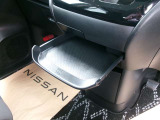ドリンクホルダーやトレイ、小物入れなどあり、車内での休憩時も快適です♪