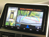 【パノラミックビューモニター】専用のカメラにより、上から見下ろしたような視点で360度クルマの周囲を確認することができます☆死角部分も確認しやすく、狭い場所での切り返しや駐車もスムーズに行えます。