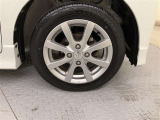 純正のアルミホイール装着。タイヤサイズは155/65R14