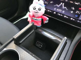 小物入れ内部にUSB/Cケーブル接続端子を装備