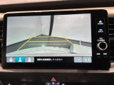 リバースギアに入れるだけで後方の表示へ切り替わります。夜間や雨の日の駐車も楽になりますよ。