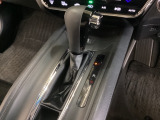 CVT車のセレクトレバーです。低速から高速まで、変速ショックのないスムーズな走りと、エンジン効率のよい領域を維持して燃費にも貢献します。