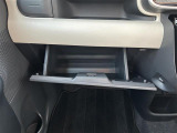 【グローブボックス】大容量のグローブボックスです!!車検証ケース他、日頃使う小物類の収納スペースもたくさんあります!