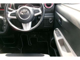 運転席の写真です。見通しのよいすっきりとした視界で、誰でも運転しやすいです。運転のしやすさは疲れにくさにも繋がりますよ♪