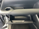 ちょっとしたところは収納ボックスにもなっています。車内はサイズも決まっているので、収納が少ないと思っているアナタ!ご安心ください。さまざまなところに収納が隠れているんです♪