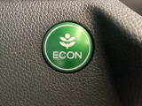 ECON モードをON にするとアクセルペダルの動きに対するエンジンの反応とエアコンの制御を切り換えることで、燃費のいい運転をするドライバーがペダルを踏んだ時と同じようにエンジンを制御します。