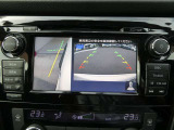 ギアを『R』に入れた後、カメラボタンを押すと、運転席から見えない左側面をナビ画面にうつしてくれるので、幅寄せや縦列駐車がし易くなります。