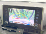 【バックカメラ】駐車時に後方がリアルタイム映像で確認できます。大型商業施設や立体駐車場での駐車時や、夜間のバック時に大活躍!運転スキルに関わらず、今や必須となった装備のひとつです!