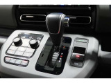 インパネシフトだから視線の移動も少なく足元もスッキリ♪運転席もゆったりしているのでゆとりを持ってドライブできますね!