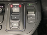 シフトはセレクトレバーのなくなったエレクトリックギアセレクターになっています。「e:HEV」搭載車ですので、日常シーンのほとんどをモーターで走行し、状況に応じあらゆる領域で優れた燃費走行を実現します。