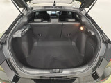 ラゲッジも広く使いやすいトランクは開口部も広く荷物の積み下ろしもしやすいお車となっております。リアシートの背もたれは6:4の割合で分割して可倒でき長いお荷物などを載せることもできます。