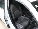 程よい硬さとホールド性が高いシートで長時間運転も快適です。