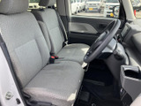 運転席からの視界は広く、運転操作もスムーズに行えます。座り心地の良いシートで、快適なドライブをお楽しみください。