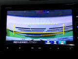 バックカメラの画像です。ガイドラインがスムースな車庫入れをサポートいたします。車庫入れの安心感がアップしますね。
