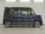 リアには左右スライドドアを採用。狭い駐車場でも開閉しやすく、強風の日でもドアが煽られにくくなっております。小さなお子さまやご年配の方も安心して乗り降りできます。