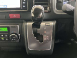 シフトチェンジしやすい場所にあり操作がとてもしやすいです。6速オートマチックを搭載しています。またマニュアル感覚の操作ができるシーケンシャルシフトマチックも備えています。