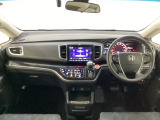 車内は光触媒抗菌消臭施工済です。インパネ周りはスタイリッシュなデザインです。グローブボックスやカップホルダーのほかにトレーなどたくさんの収納スペースが付いています。