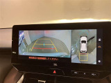 複数のカメラの映像をもとに、クルマを真上から見ているような映像をドライバーに提供し駐車をサポートする機能です。