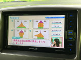 停車中にテレビや映像を楽しめる機能。休憩時間にリラックスできます。快適な時間を過ごせる便利な装備です。