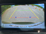 バックカメラはシフトレバーを「R」にすると、後方の映像をモニターに表示。
