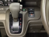 CVT車のセレクトレバーです。低速から高速まで、変速ショックのないスムーズな走りと、エンジン効率のよい領域を維持して燃費にも貢献します。サイドブレーキはスイッチ操作の電子制御パーキングブレーキです。