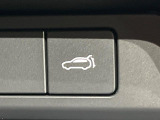 【パワーバックドア】スマートキーや運転席のボタンを押すだけでリアゲートが自動で開閉します!荷物を持っている時や、高い位置にあるバックドアを閉める際に便利な機能です♪