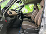 運転席からの視界は良好で、運転操作もスムーズに行えます。快適なドライビングポジションを実現し、安全な運転をサポートします。