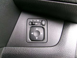 電動格納式ミラーなので、対向車などとのすれ違い時にも便利です。また、ドアロック連動で自動格納します。