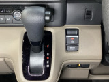 CVT車のセレクトレバーです。低速から高速まで、変速ショックのないスムーズな走りと、エンジン効率のよい領域を維持して燃費にも貢献します。サイドブレーキはスイッチ操作の電子制御パーキングブレーキです。