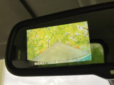 後方確認が容易なリアモニターが搭載されています。駐車時の安全性向上に貢献。狭い場所でも安心してお車を操作できますね。